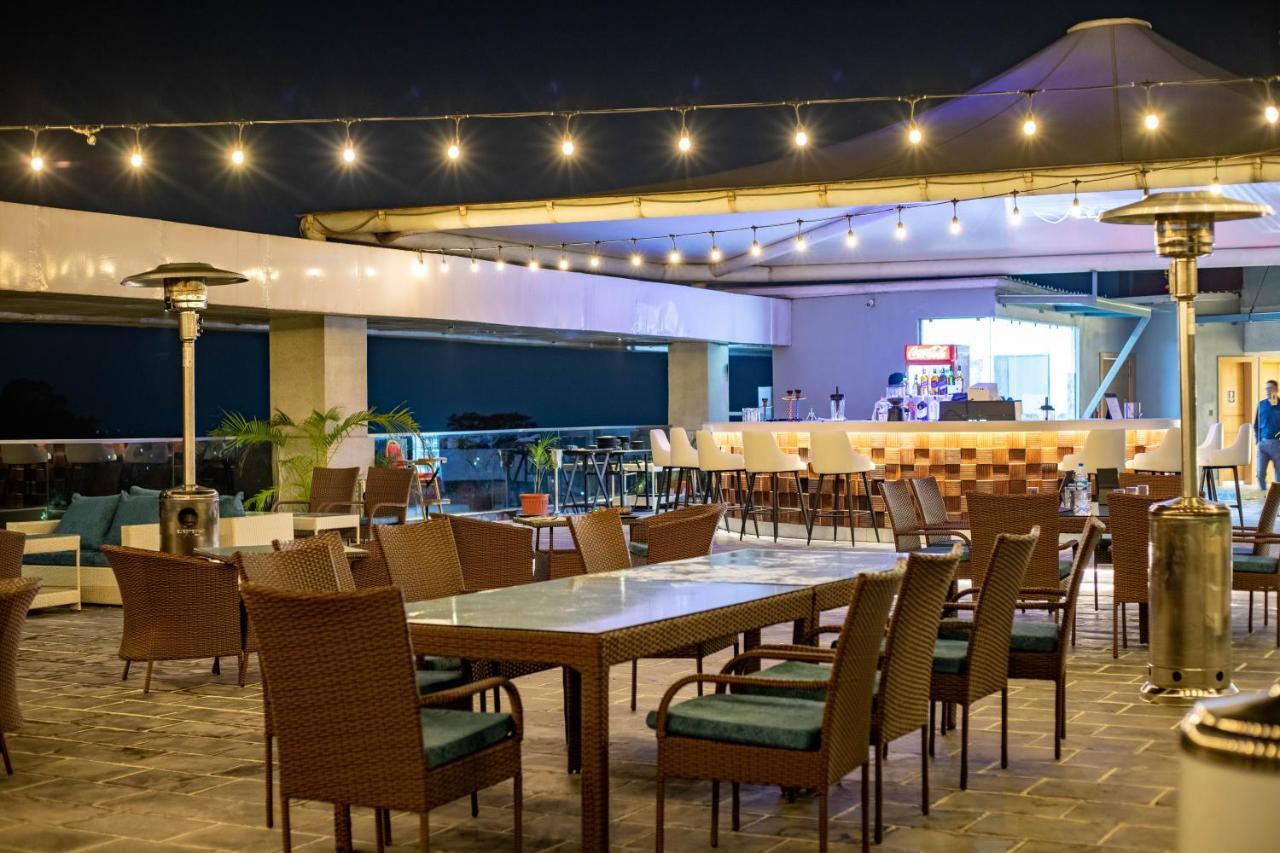 Hotel Siraichuli Читван Экстерьер фото